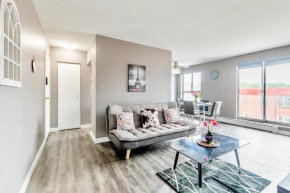 Spacious 2BR Apt with King bed near DT Hamilton